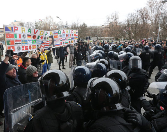 Sloboda po mjeri vlasti: Jedne tuku i hapse, drugima naplaćuju usluge