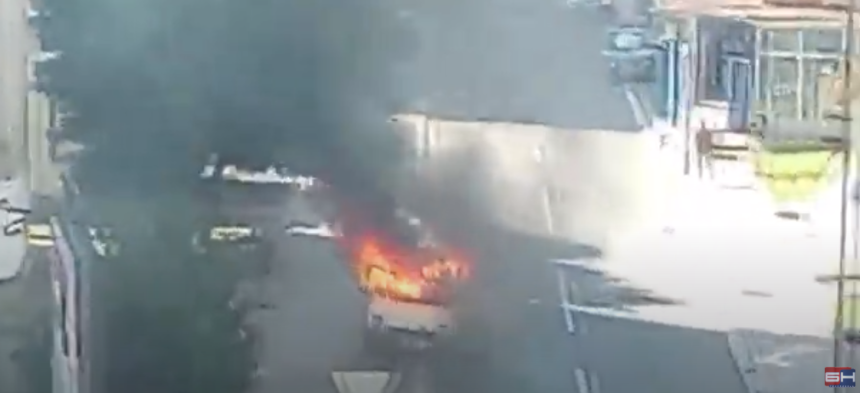 Бијељина: Запалио се аутомобил у току вожње (ВИДЕО)