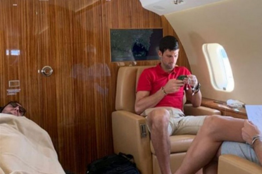 Погледајте како изгледа авион којим путује Ђоковић