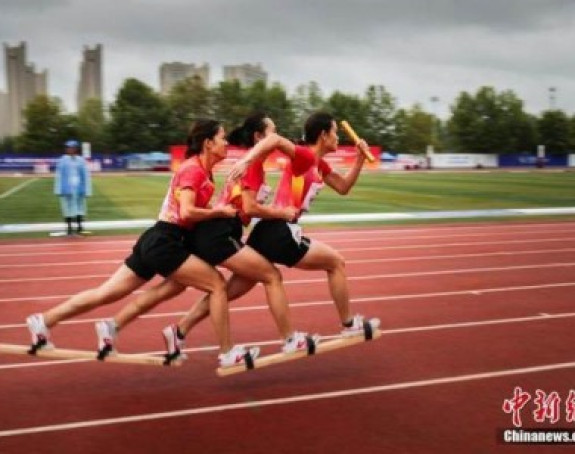 Čudan sport: Trčanje sa daskama na nogama?!