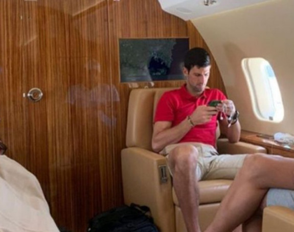 Pogledajte kako izgleda avion kojim putuje Đoković
