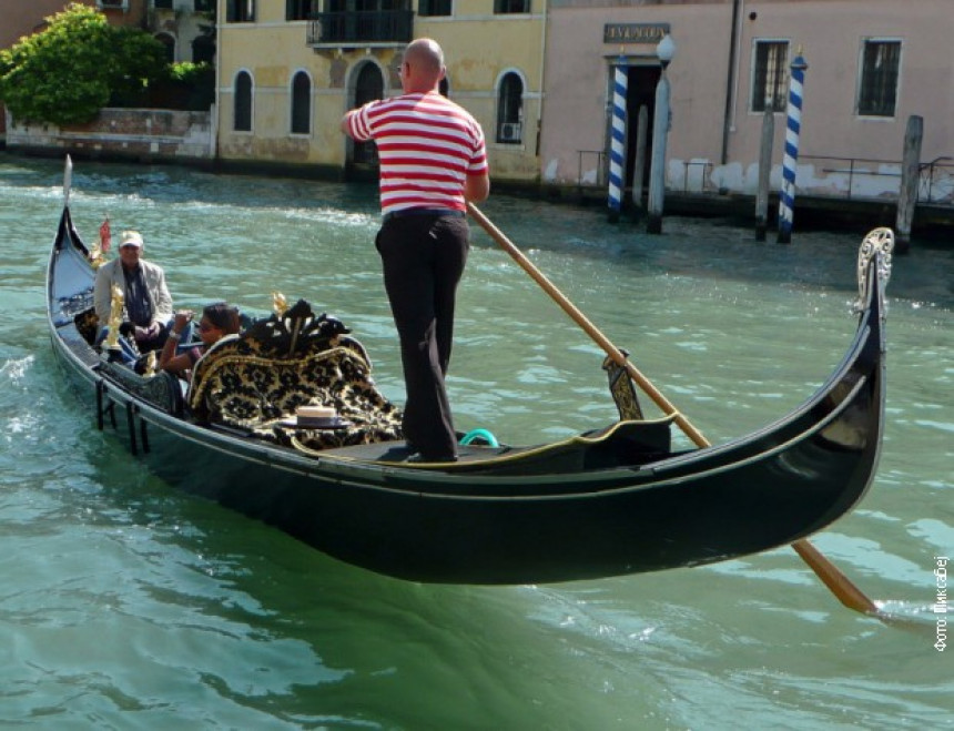 Туристи отежали – смањен капацитет гондола у Венецији!