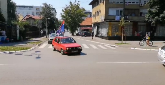 Kolona opozicije sa "golfom 2" kroz Banjaluku
