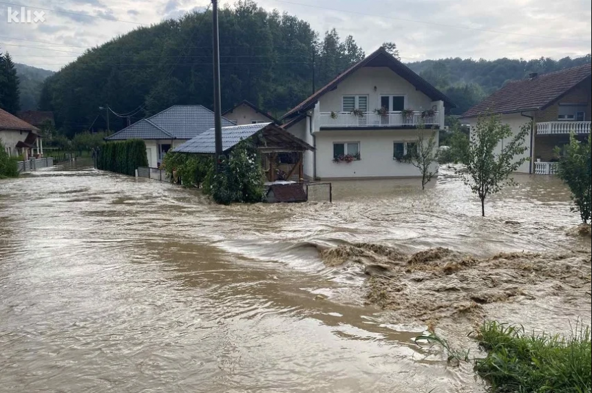 Olujno nevrijeme zahvatilo Tuzlu, poplavljene kuće