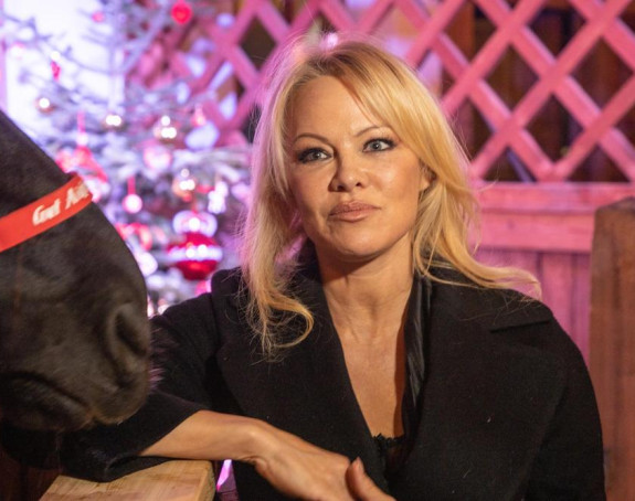 Ovako se Pamela Anderson štiti od korone! (FOTO)