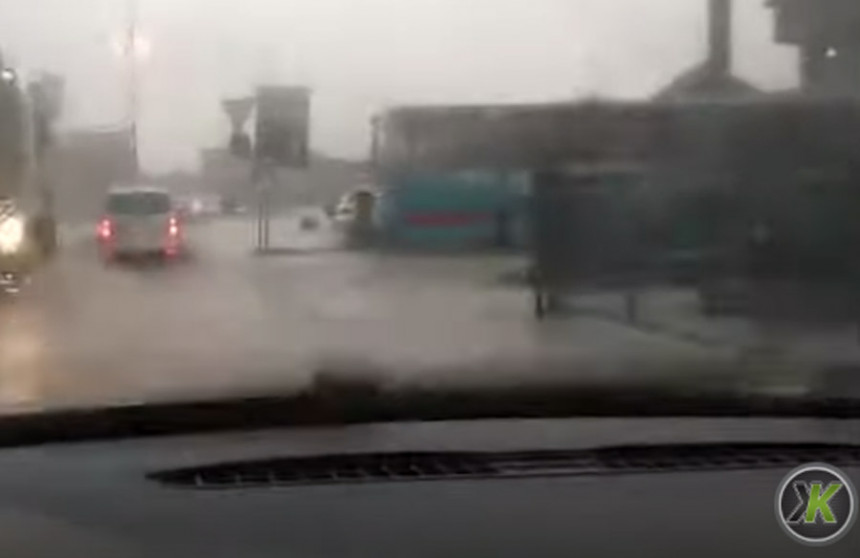 Какањ: Ватрогасци извлаче поплављена возила