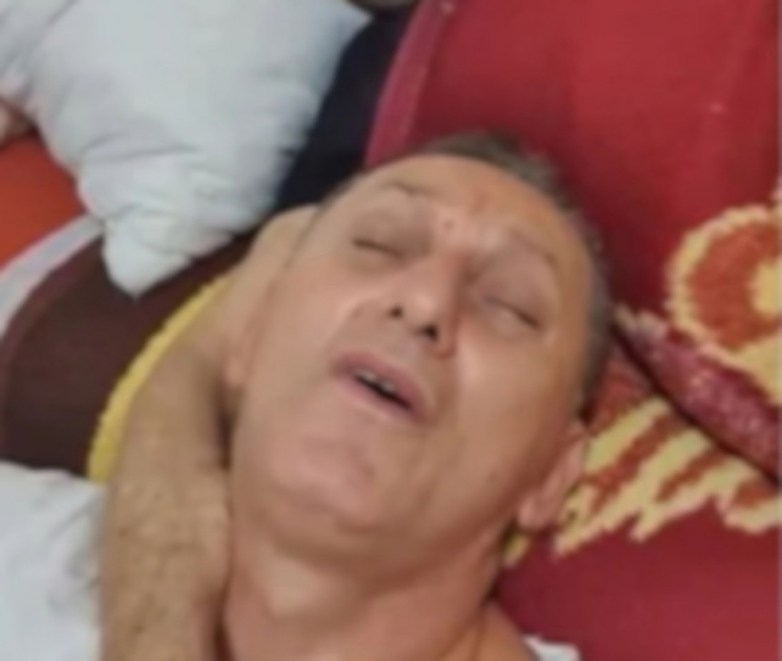 Šako zapevao pored oca u postelji i mnogima naterao suze na oči! (VIDEO)