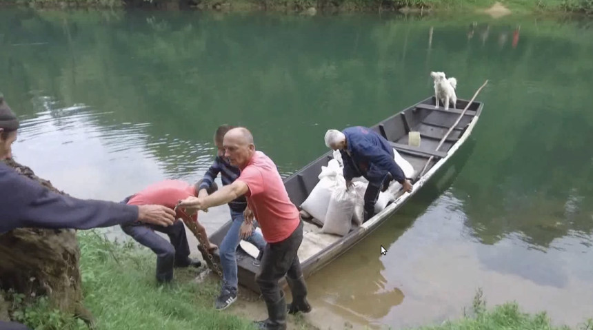 Banjaluka: Oni i dalje Vrbas prelaze čamcem