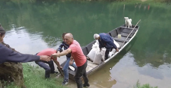 Banjaluka: Oni i dalje Vrbas prelaze čamcem