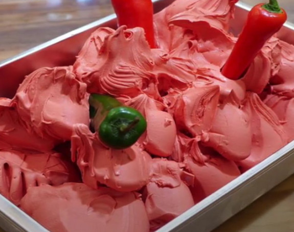 Sladoled samo za punoletne i najhrabrije?! (VIDEO)