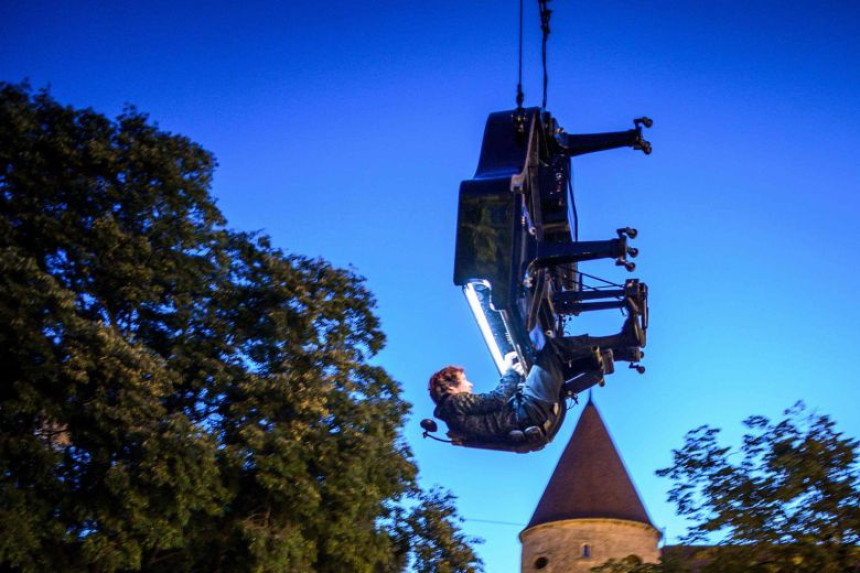 Švajcarski pijanista nastupio viseći sa dizalice 40 m od zemlje! (VIDEO)