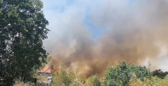 Veliki požar kod Trebinja, vatra blizu kuća
