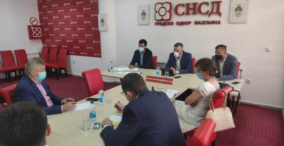Mićo Mićić prešao u SNSD: Pogledajte kako uredno bilježi i prima naredbe Igora Dodika, sina Milorada Dodika?!