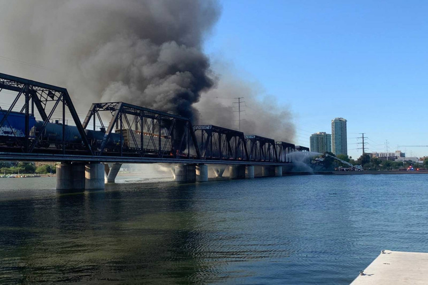Срушио се мост: Воз се запалио, вагони у језеру