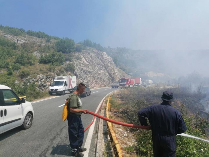 Букте пожари у Требињу: Ватру гаси и хеликоптер