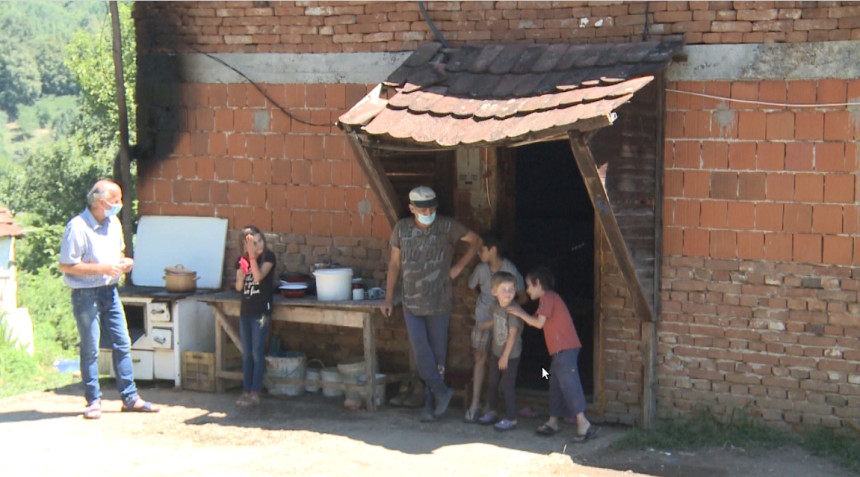 ТУГА: Њих је шест. Болесни су, гладни и без крова