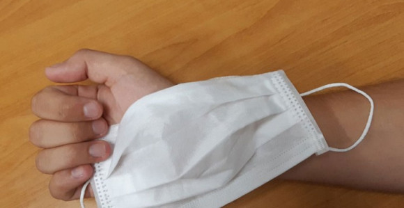 Nosio masku u ruci umjesto na licu pa pretučen