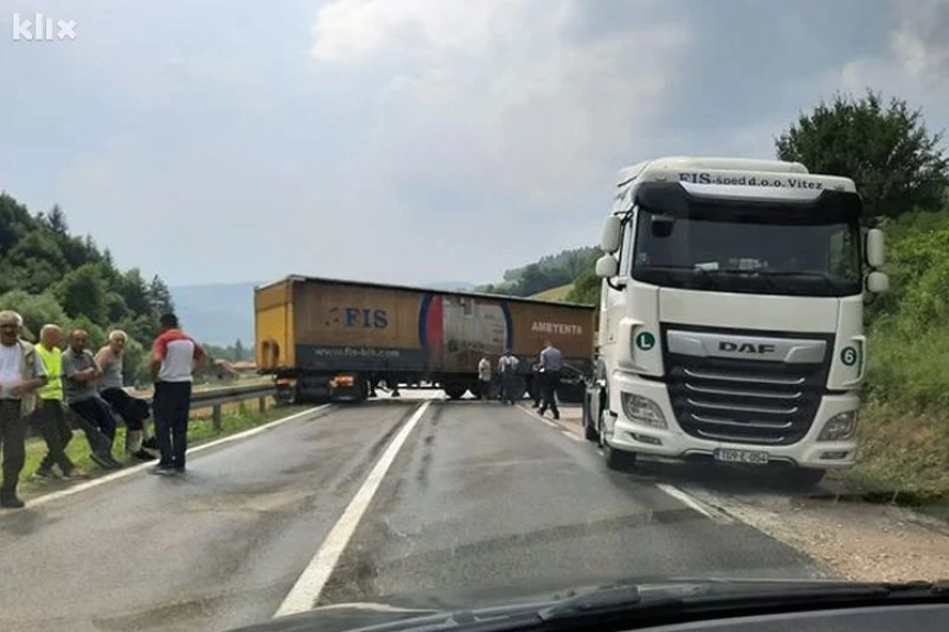 Kamion proklizao i udario u ogradu kod Donjeg Vakufa