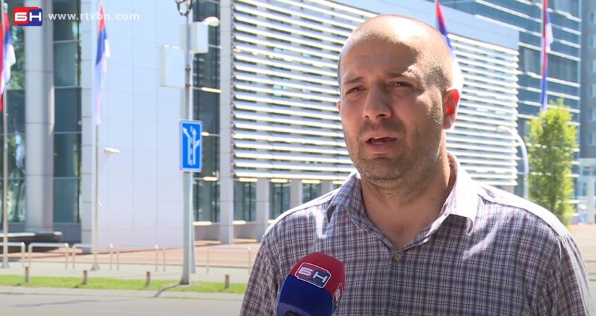 Aktivisti zabranjeno da uđe u zgradu Vlade Srpske