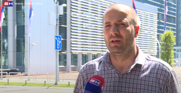 Aktivisti zabranjeno da uđe u zgradu Vlade Srpske