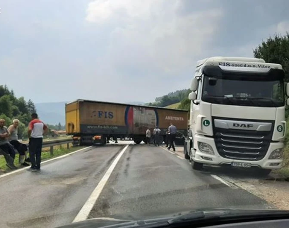 Kamion proklizao i udario u ogradu kod Donjeg Vakufa