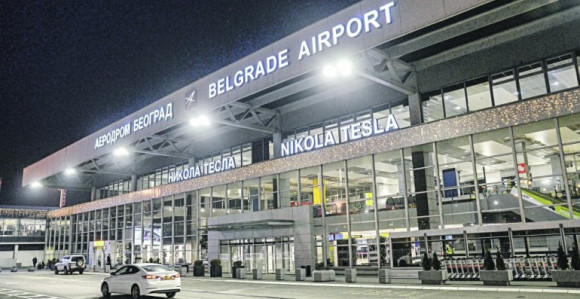 Beba požurila: Porodila se na aerodromu