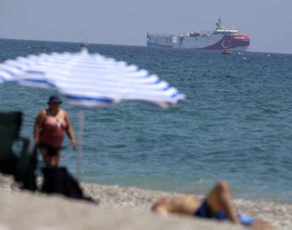 Папрене казне: Грчка полиција "чешљала" острва