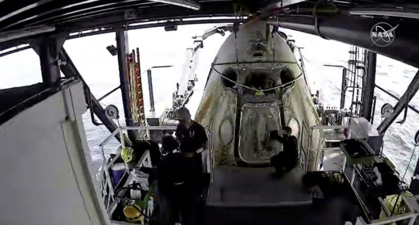 Астронаути са Драгон капсулом слетјели у океан