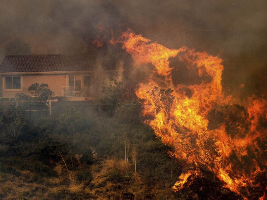 Kalifornija: Vatra guta sve pred sobom...