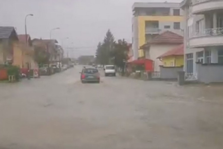 Поплаве на улицама Бањалуке, отежан саобраћај