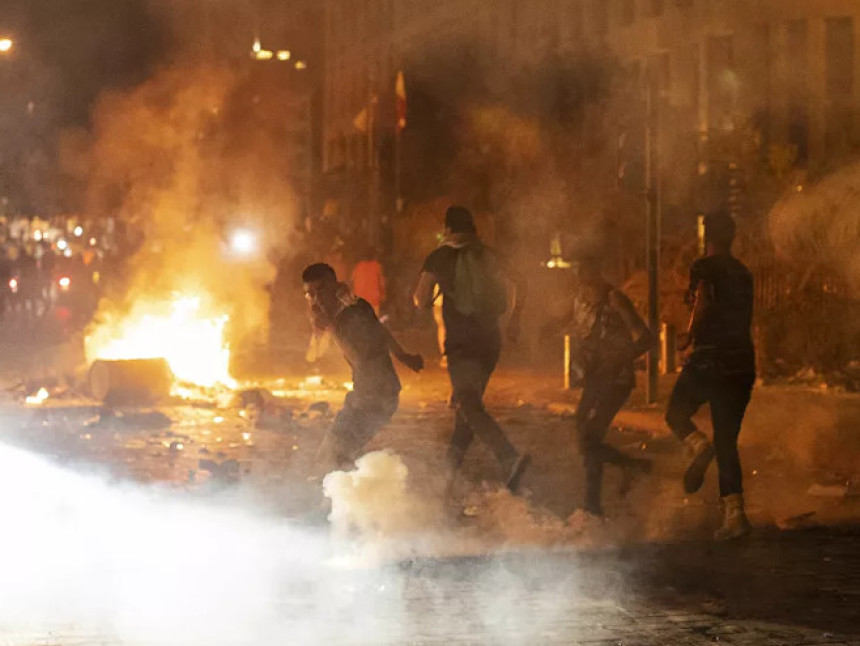 Haosu u Bejrutu: Poslije eksplozije protest i suzavci
