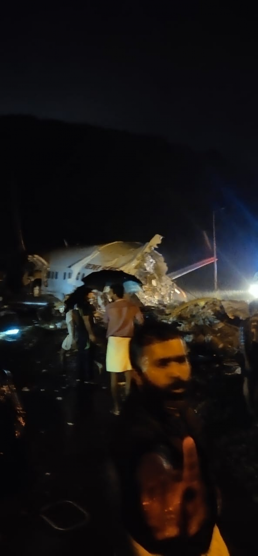Avion skliznuo sa piste i prepolovio se u Indiji