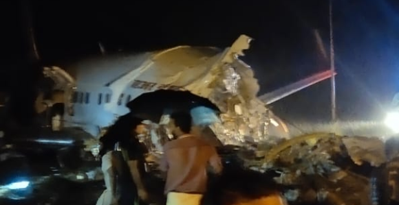 Avion skliznuo sa piste i prepolovio se u Indiji