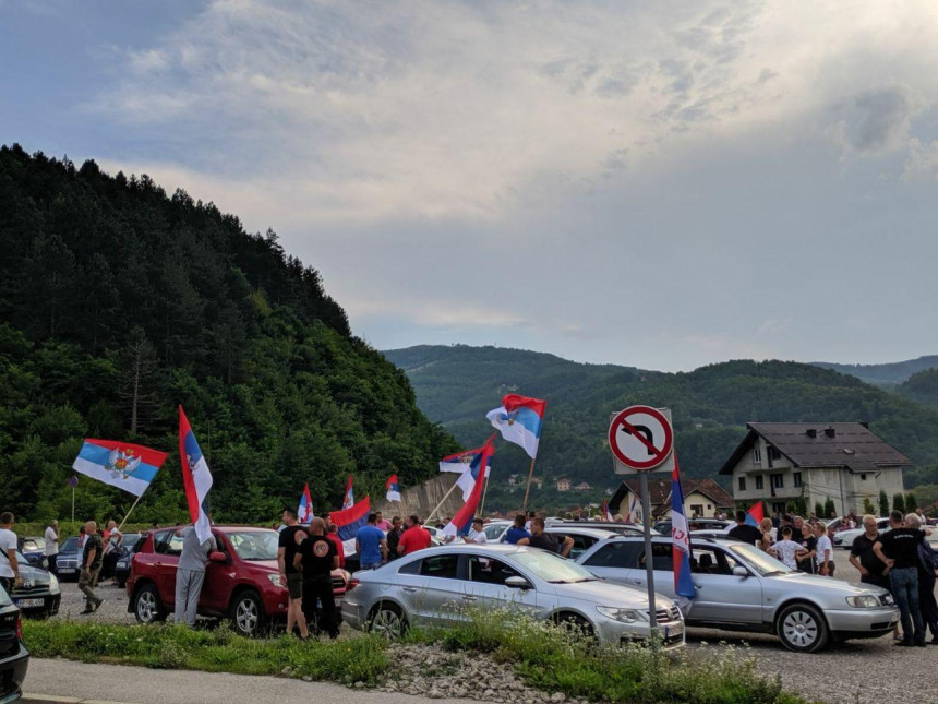 Аутолитије у Ц. Гори: Сложно до Христове побједе!