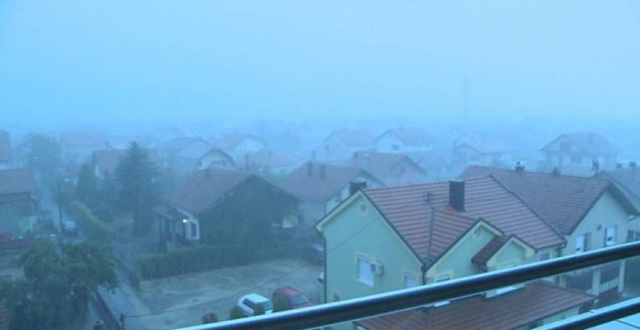 NEVRIJEME U SEMBERIJI: Olujni vjetar i grad