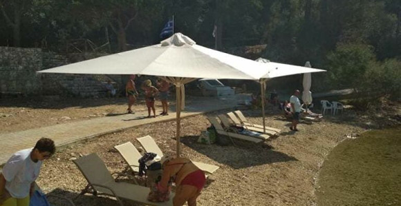 Skandal: Ležaljke, suncobrani pored Plave grobnice