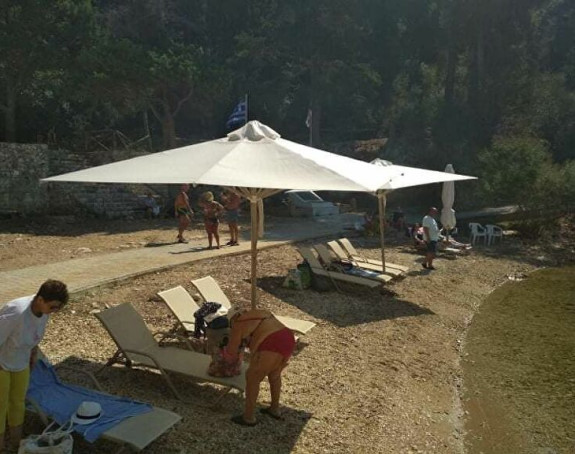 Скандал: Лежаљке, сунцобрани поред Плаве гробнице