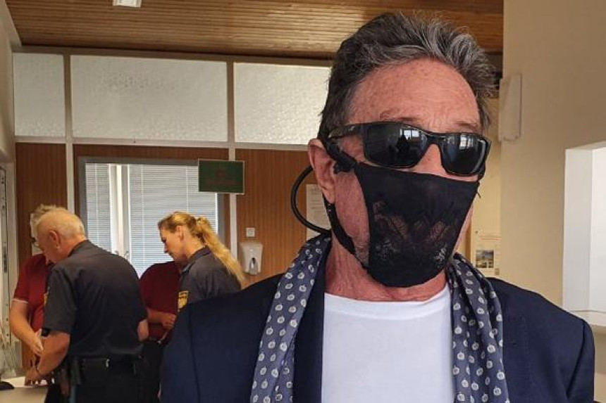 Milijarder umjesto maske nosio ženine tange!