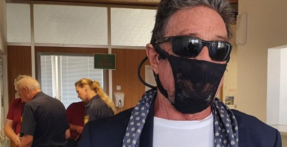 Milijarder umjesto maske nosio ženine tange!