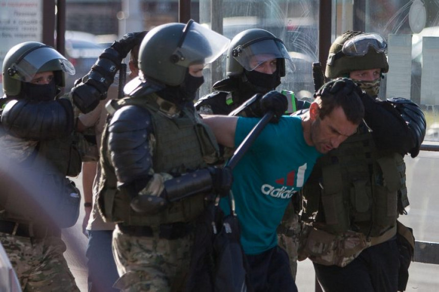 Protesti u Minsku: Policija pucala na građane