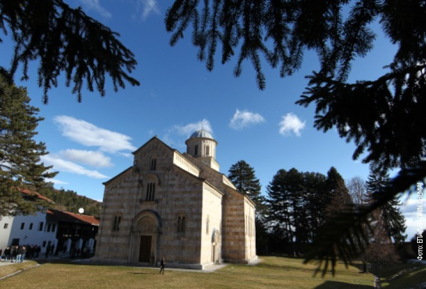 Unesko da reaguje i zaštiti manastir Visoki Dečani