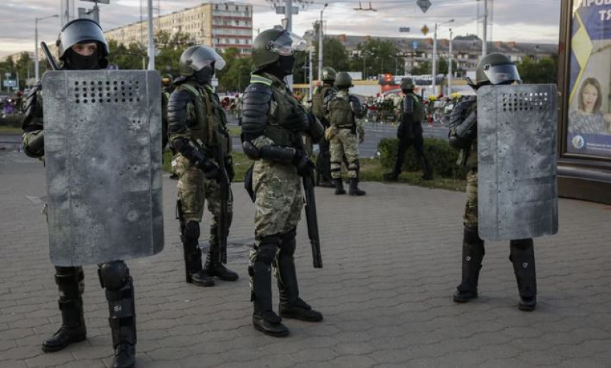 Na protestima u Minsku policajci spustili štitove