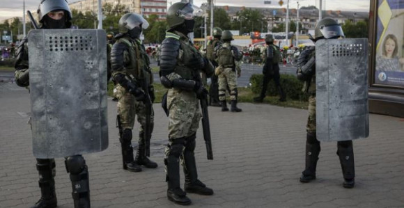 Na protestima u Minsku policajci spustili štitove