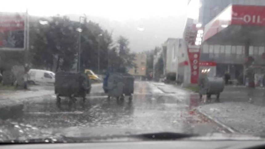 Mostar: Kontejneri 'šetali' po ulici, oštećena vozila