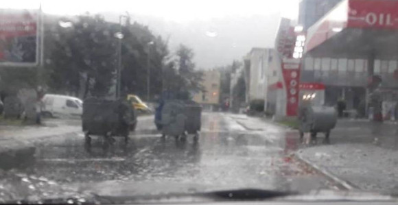Mostar: Kontejneri 'šetali' po ulici, oštećena vozila
