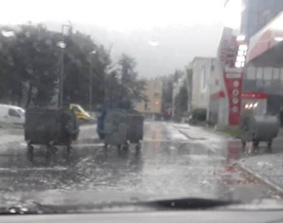 Мостар: Контејнери 'шетали' по улици, оштећена возила