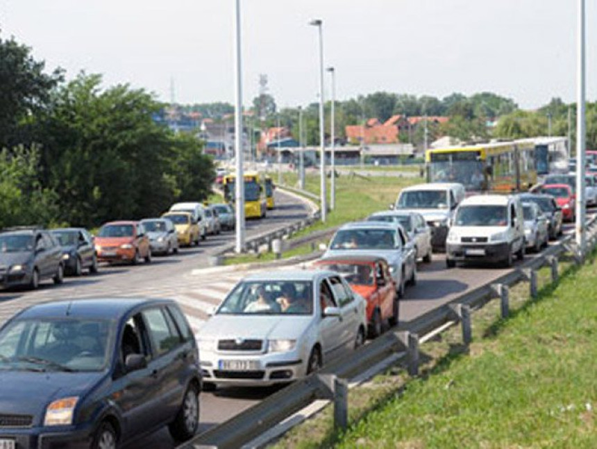 Kolona prema Zagrebu duga 15 kilometara