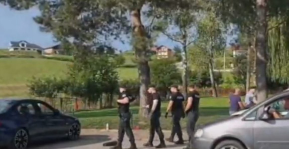 Mještanin razbio šajbu autobusa s migrantima