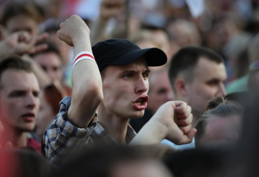 Makron poziva EU da se mobiliše na strani demonstranata