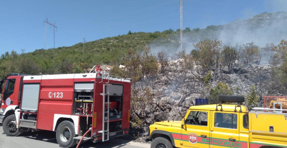 Požar kod Trebinja: Pukao dalekovod i zapalio se
